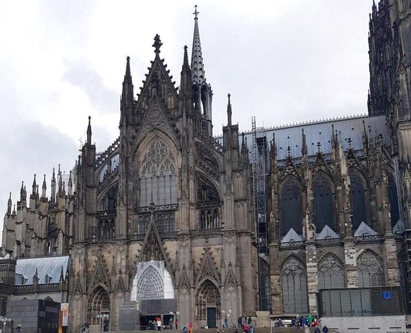 Best region and hotel to stay in Cologne, Germany, including the Historical Center