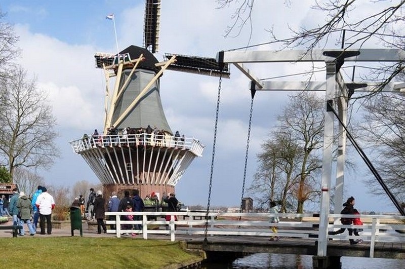 Travel guide for the Keukenhof, the famous tulip park in the Netherlands - Windmill