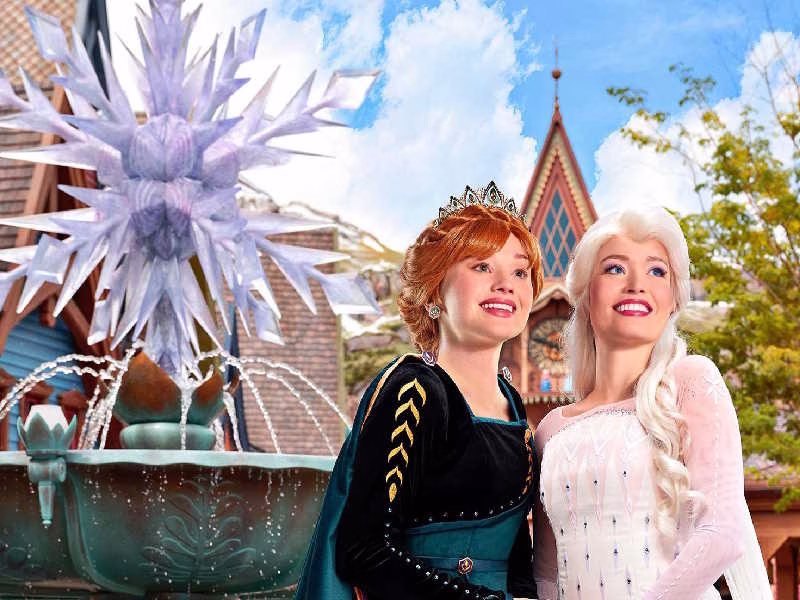 World of Frozen: Play with Anna and Elsa in Arendelle!