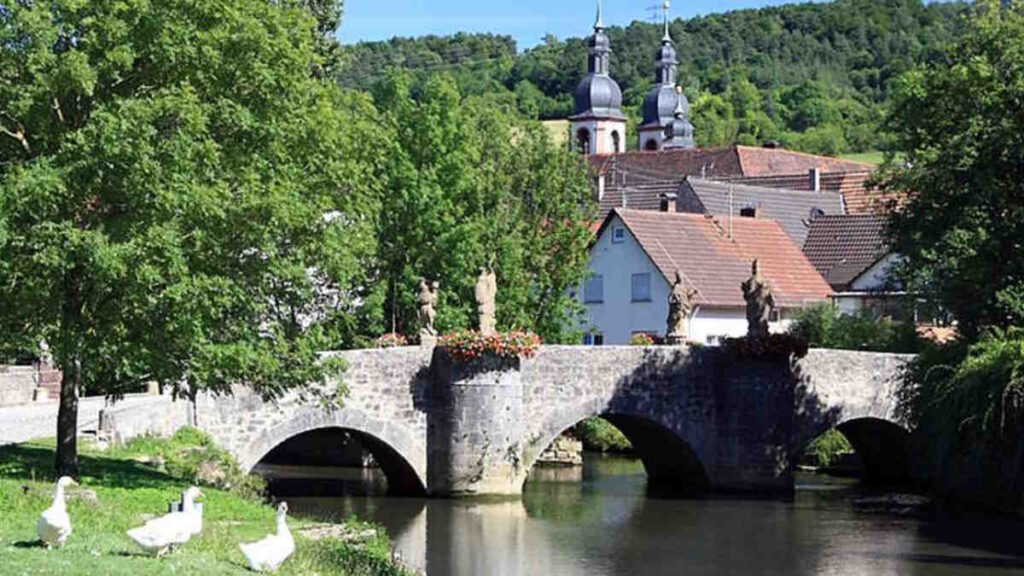 Tips from Lauda-Königshofen in Germany Romantic Route, with a tour of its attractions, accommodation, Biergarten and practical information.