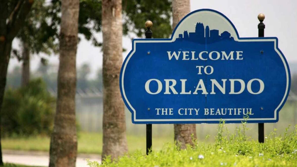 Travel guide and tips for finding the best neighborhood and hotel to stay in Orlando in the United States.