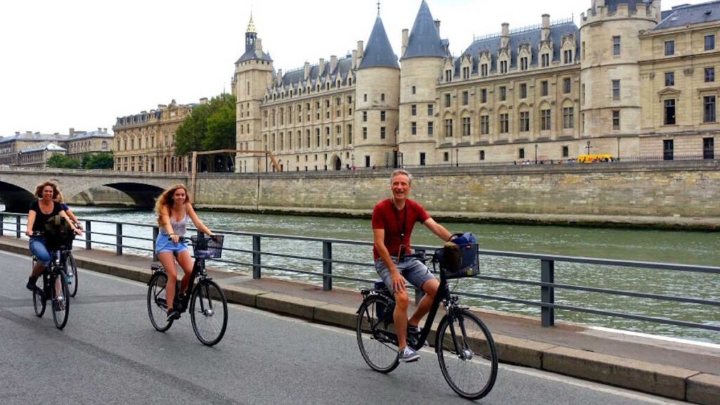 Discover the Charms of Paris on a 3-Hour Guided Bicycle Tour