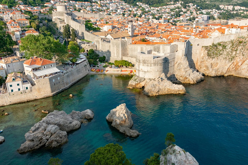 Explorando as muralhas da cidade de Dubrovnik