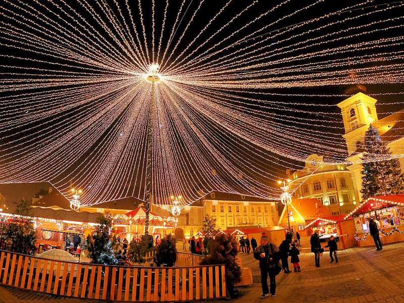 Dicas essenciais e informações práticas para visitar os mercados de Natal na Romênia.